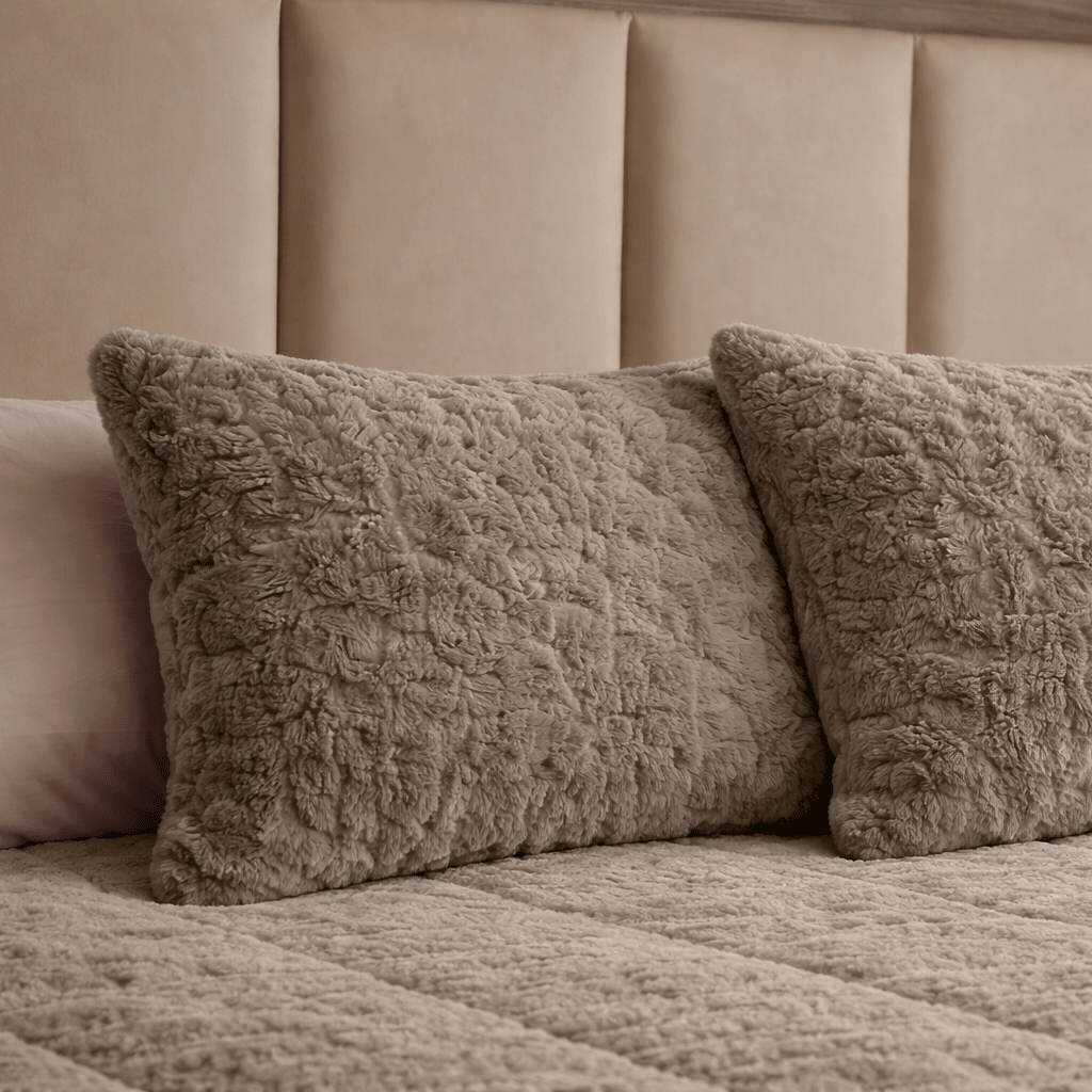 Y-NOT Kissenbezüge Pom Pom Fur Taupe 60x70 cm 2er-Pack