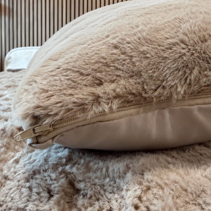 Y-NOT Kissenbezüge Pom Pom Fur Taupe 60x70 cm 2er-Pack